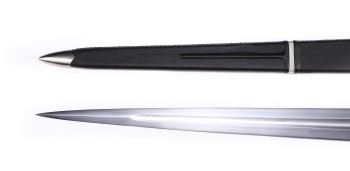 "Schattenstahl"  – épée fonctionnelle à une main avec lame en acier à ressort et fourreau en cuir cousu main