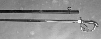 Espada para suboficiales del ejército finlandés con vaina de acero.