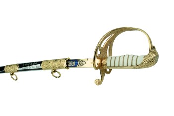 Sabre d'officier de l'armée américaine M1902 avec fourreau, Finition : nickelée et plaquée or avec fond bleu